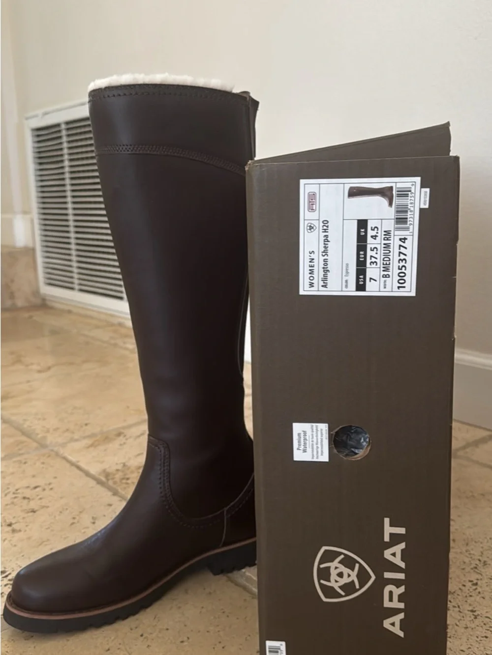 NWT 🔥Ariat Dark Brown Leather Boots with Cream Shearling Cuff